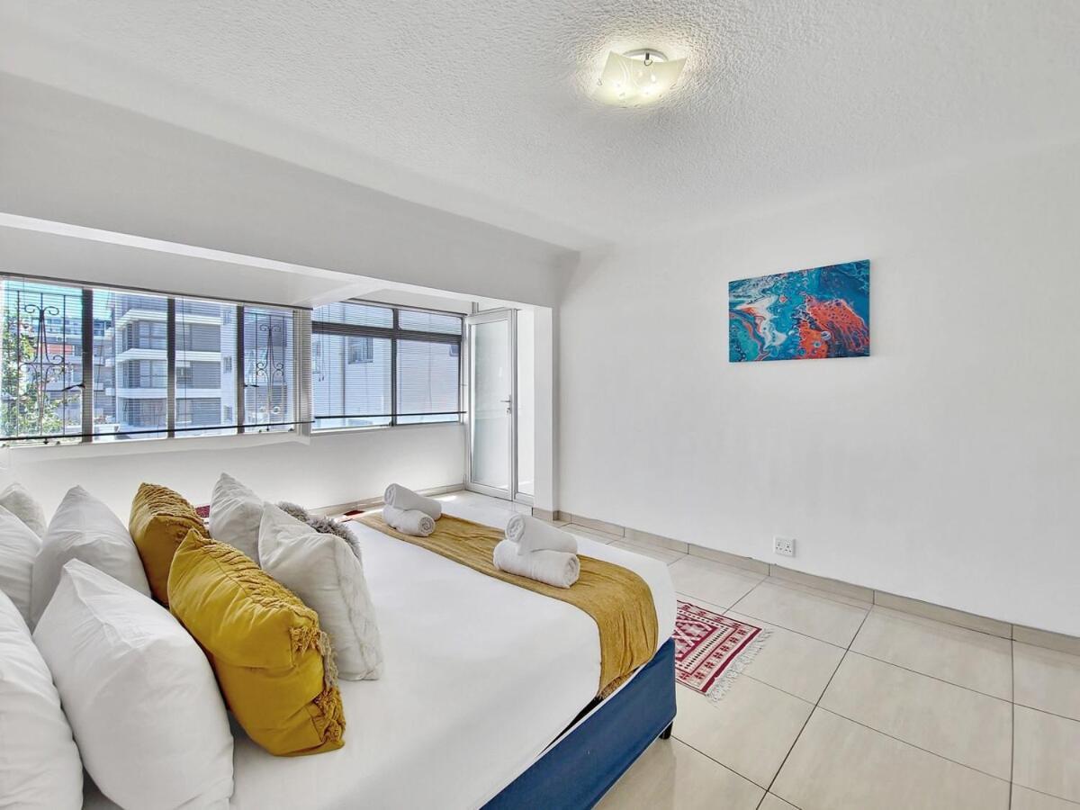 Apartment Central, Secure, Good Wifi- With Parking Cape Town