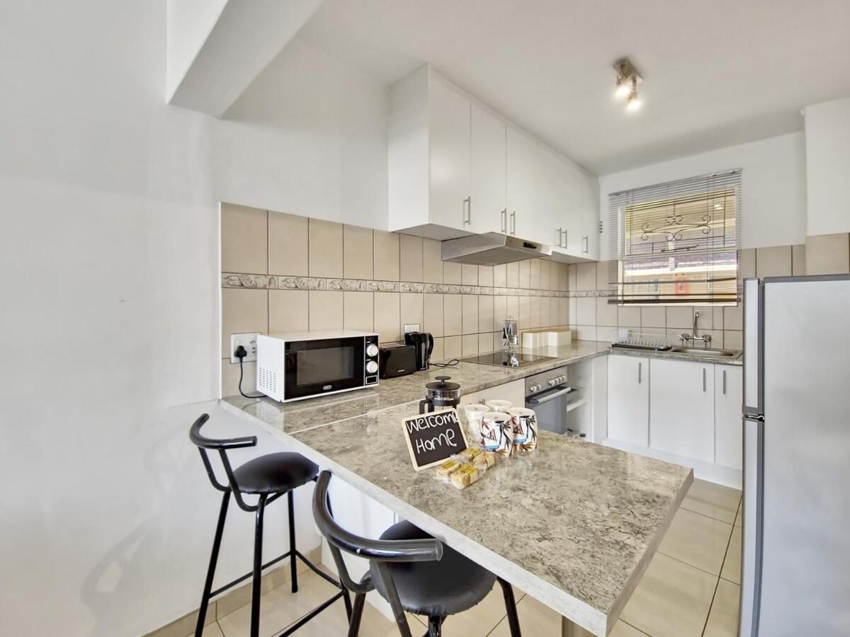 Central, Secure, Good Wifi- With Parking Apartment