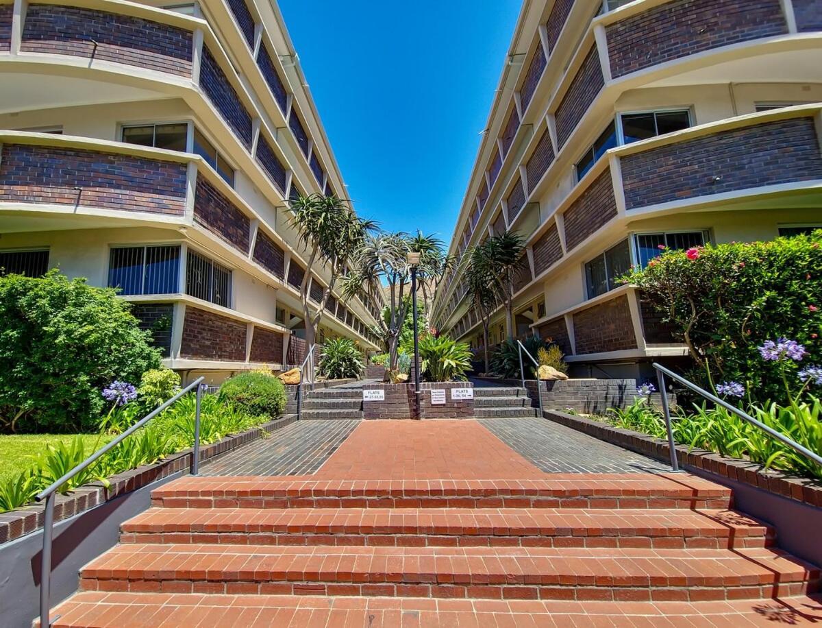 Central, Secure, Good Wifi- With Parking * Cape Town