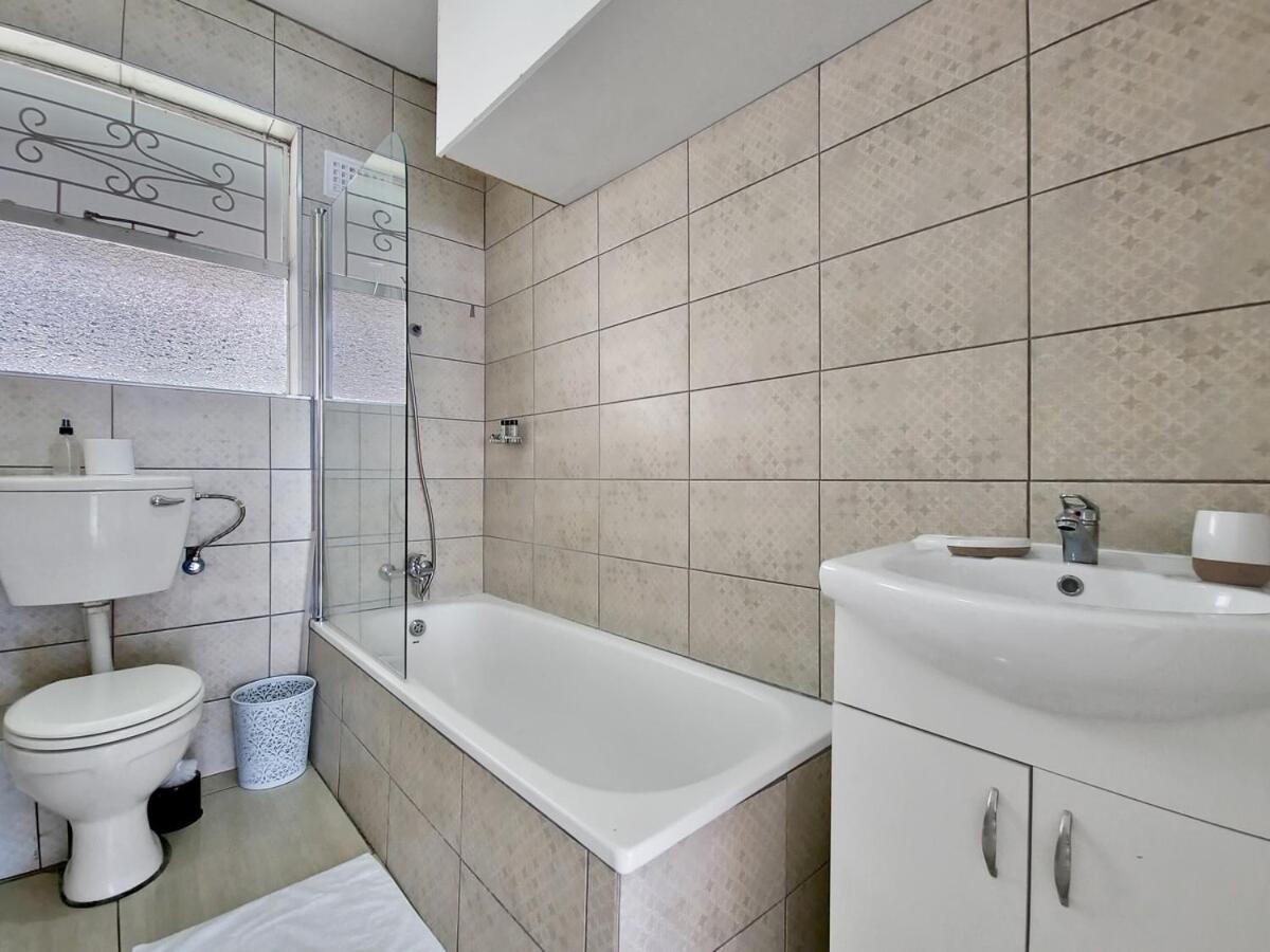 Central, Secure, Good Wifi- With Parking Apartment *