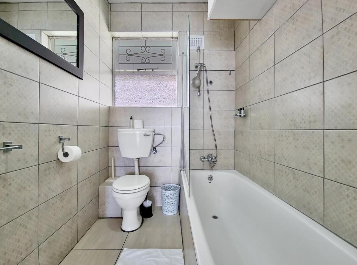 Central, Secure, Good Wifi- With Parking Apartment Cape Town