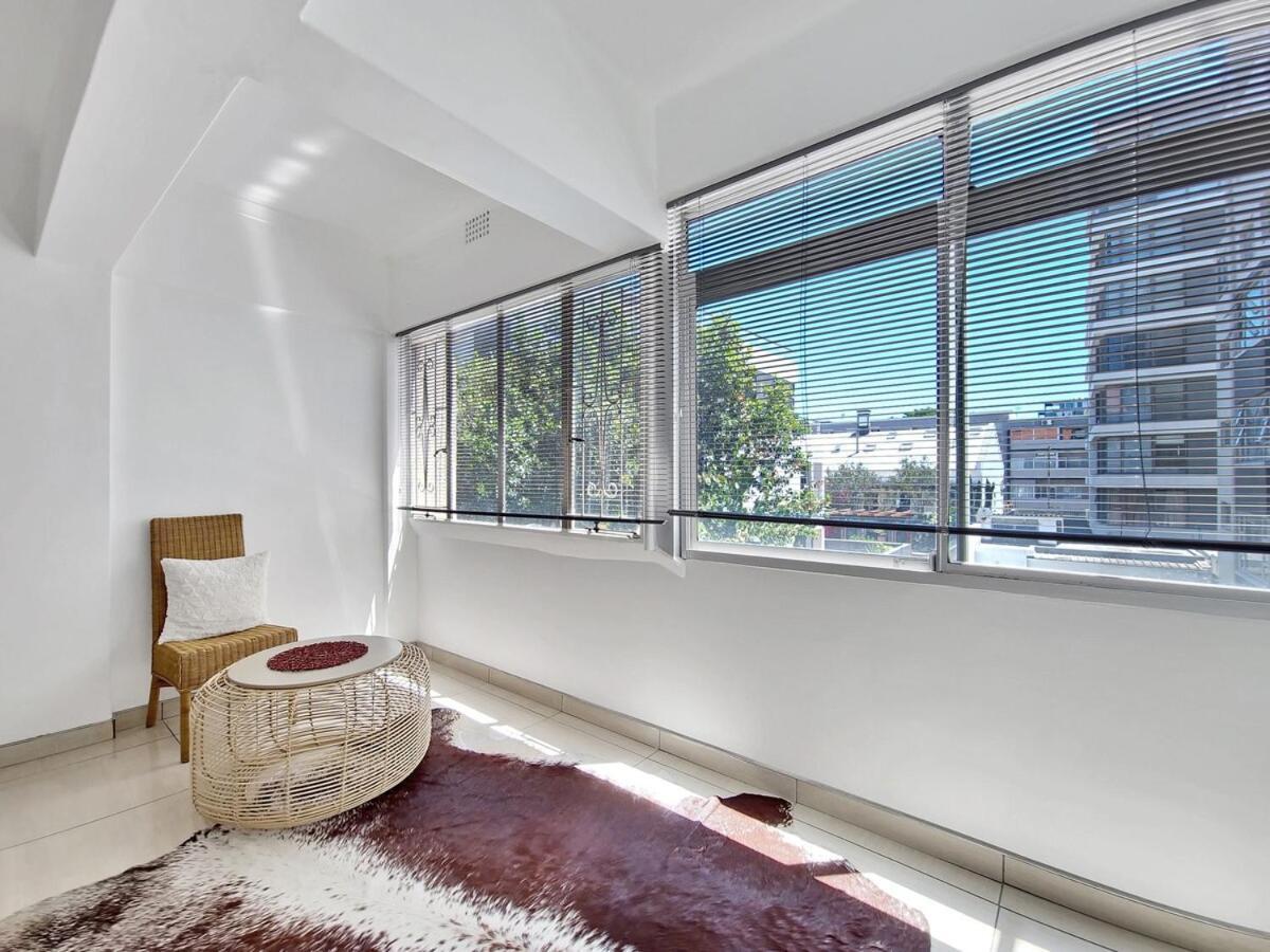 Central, Secure, Good Wifi- With Parking Apartment Cape Town