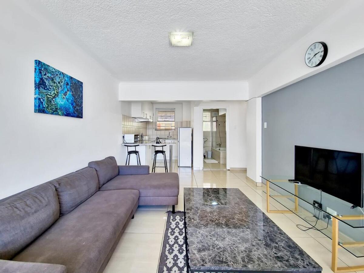 Central, Secure, Good Wifi- With Parking Apartment