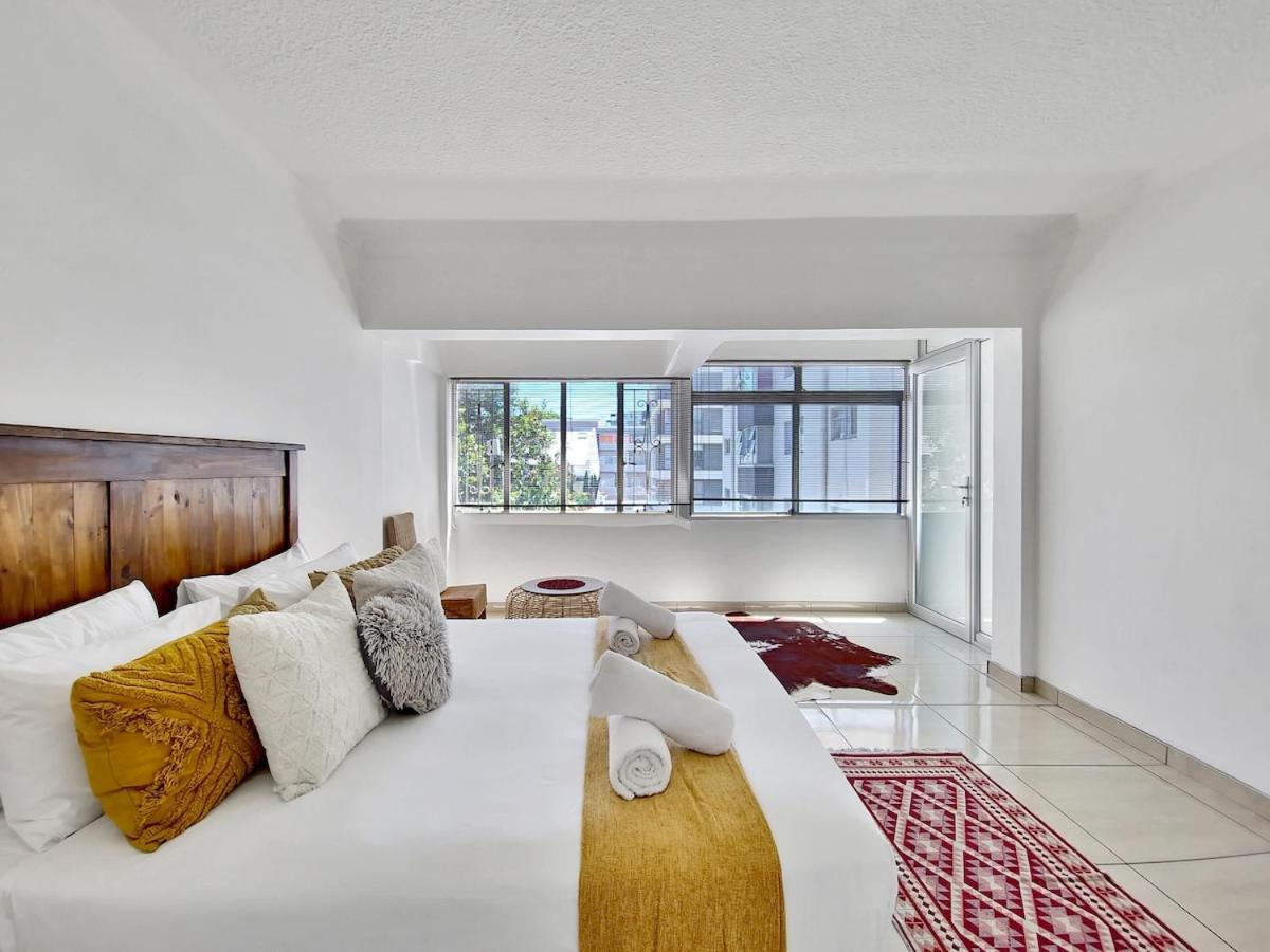 Central, Secure, Good Wifi- With Parking Apartment Cape Town